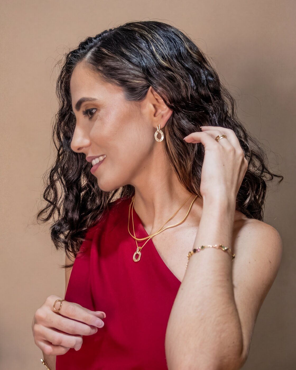 Consultora Valéria Semi Joias sorrindo com semi joias